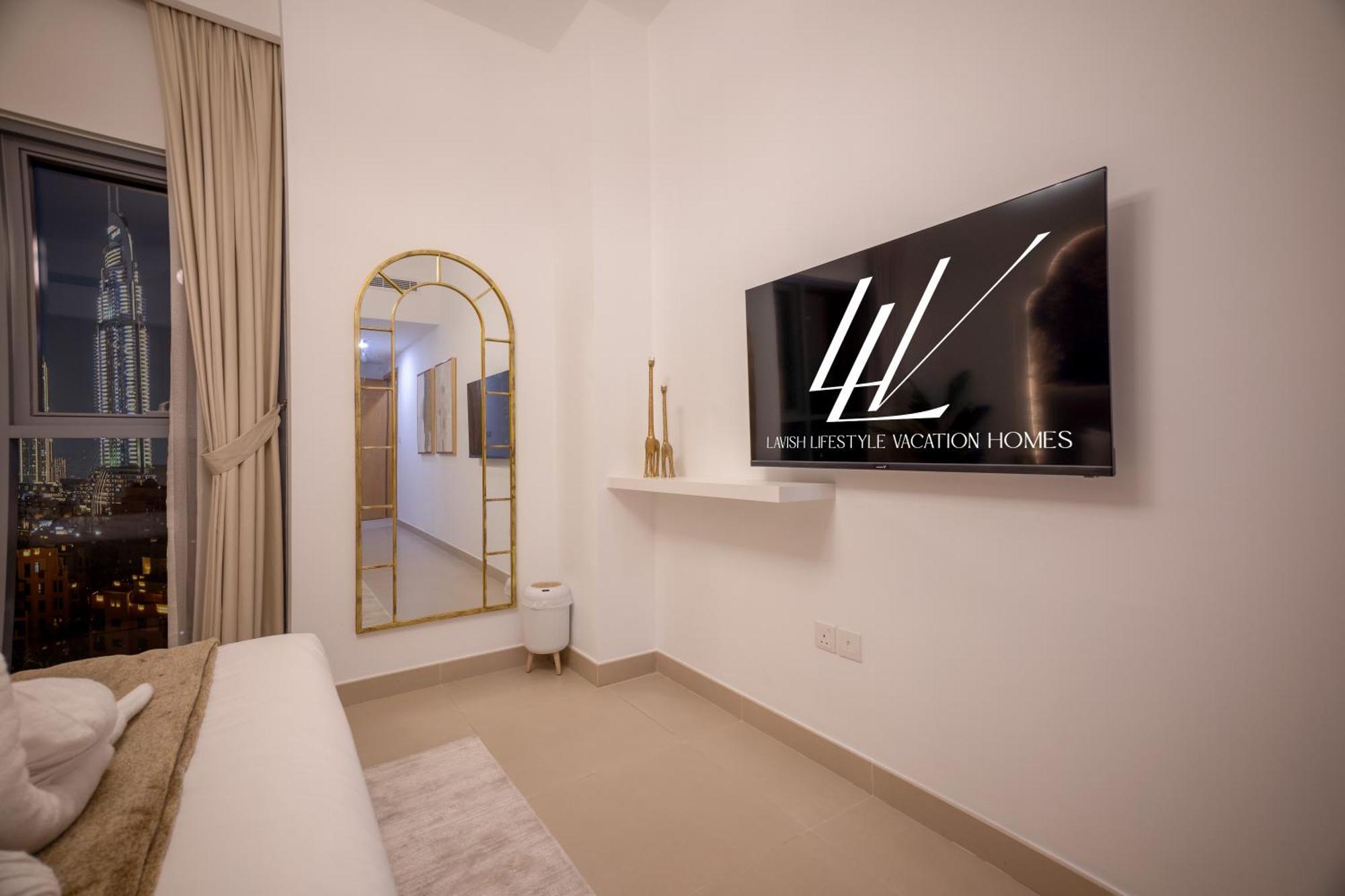 Lavish Saafe House With Full Burj Khalifa View From - Amazing Balcony Setup - Infinity Pool - Near Mall Downtown Apartment *