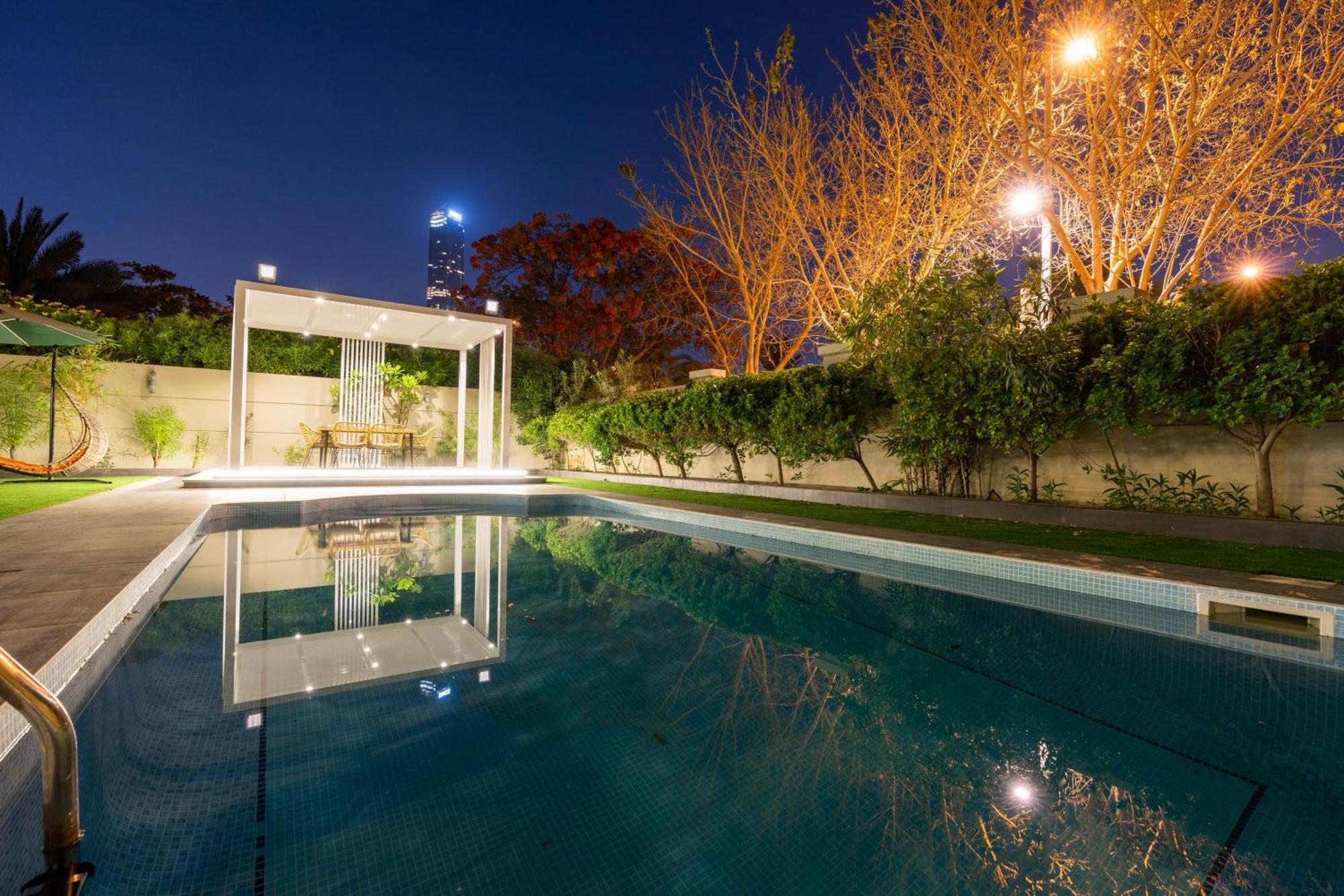Private In With Swimming Pool And Huge Garden *