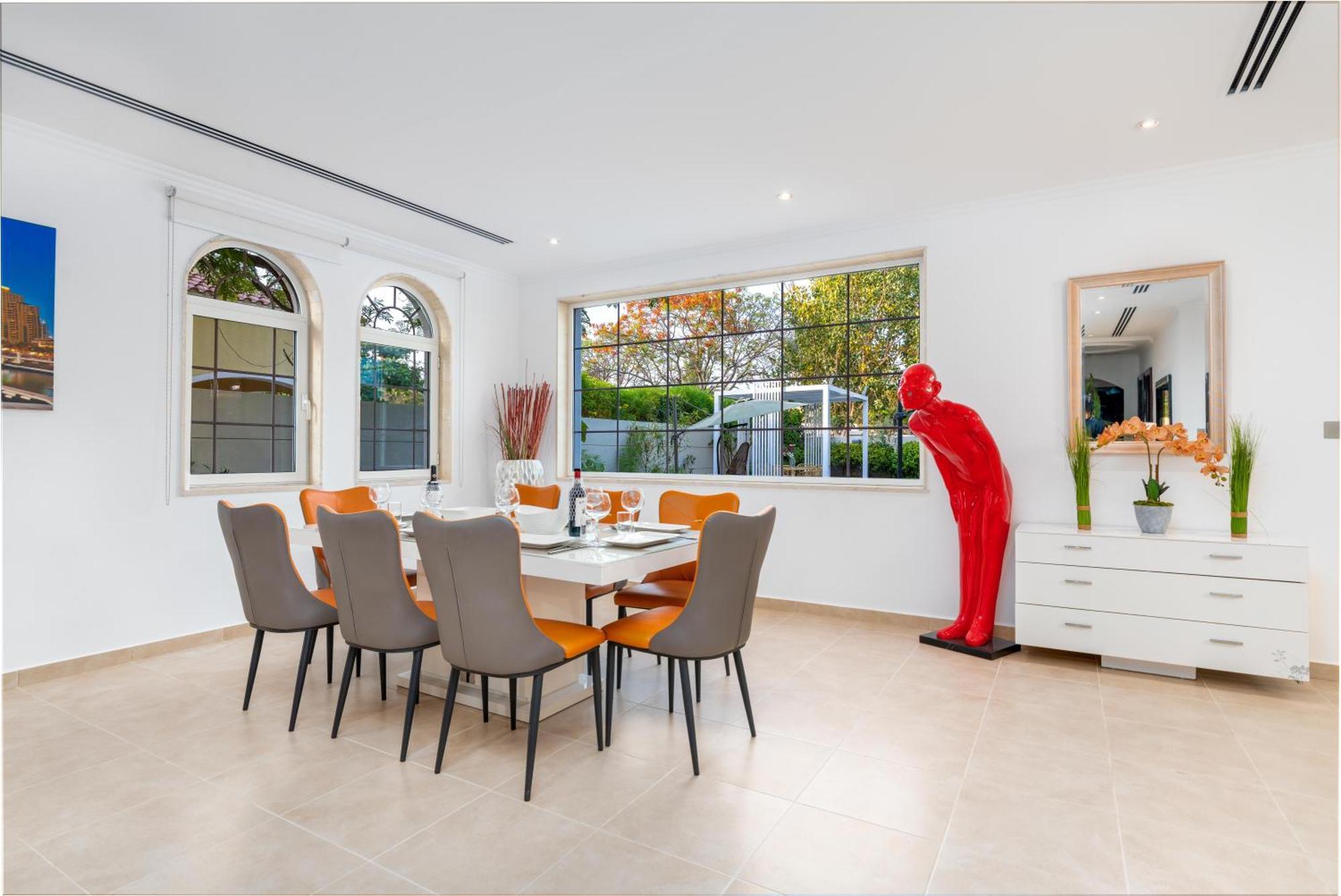 Private In With Swimming Pool And Huge Garden Villa *