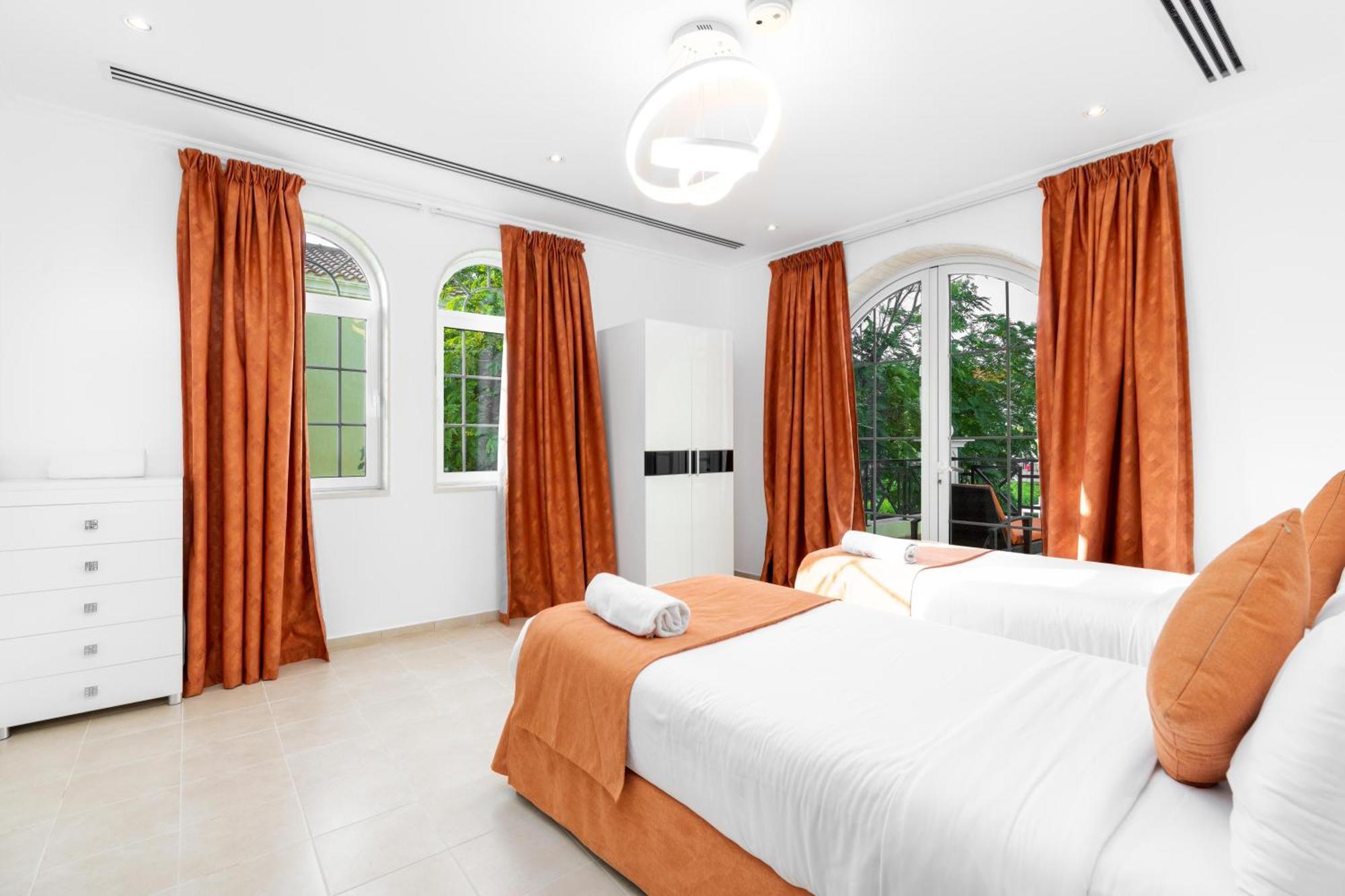 Private In With Swimming Pool And Huge Garden Villa *
