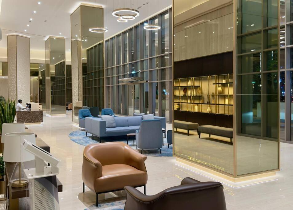The Lavish Art House With Full Burj Khalifa View From - Amazing Balcony Setup - Infinity Pool - Near Mall Downtown Apartment *