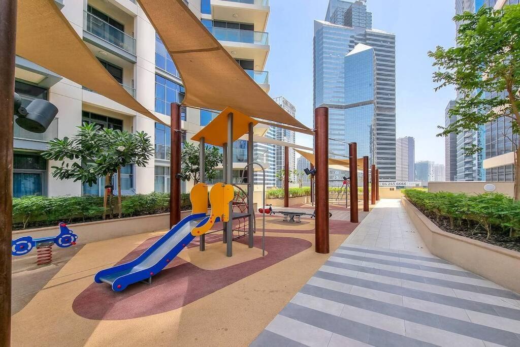 The Lavish Art House With Full Burj Khalifa View From - Amazing Balcony Setup - Infinity Pool - Near Mall Downtown Apartment *