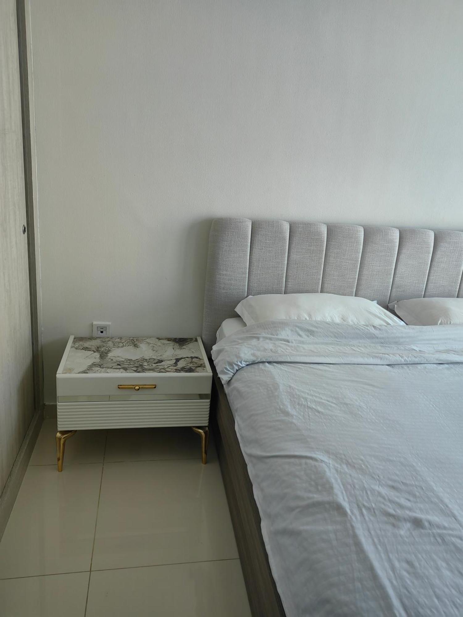 7 Palm Jumeirah West * Dubai