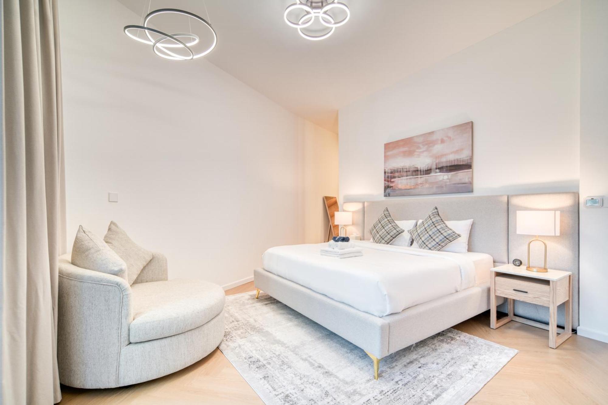 Stylish Upgraded 3br Retreat In Marina