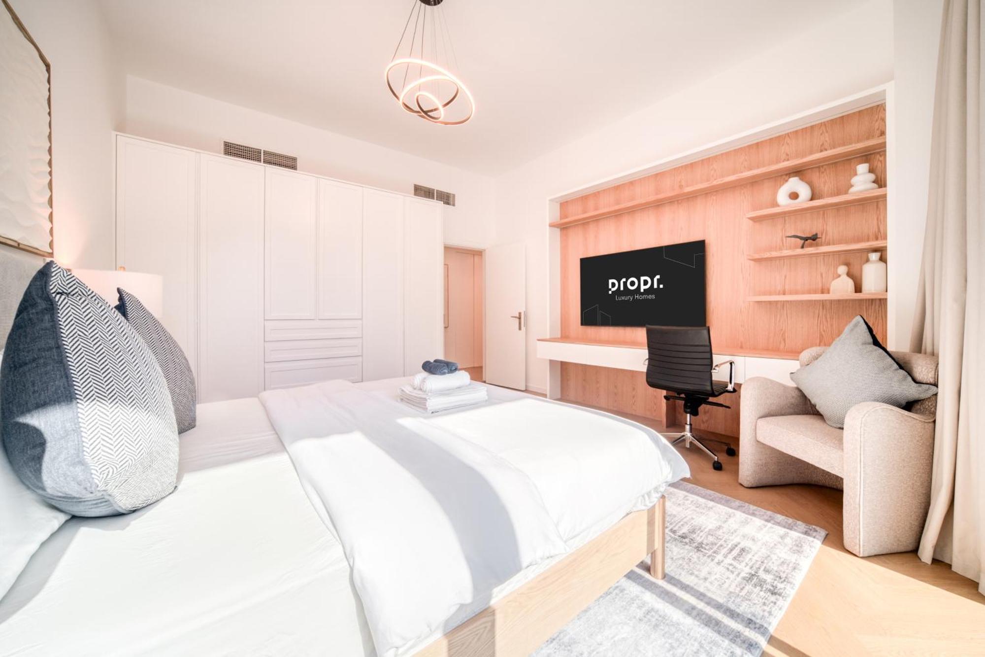 Stylish Upgraded 3br Retreat In Marina Apartment *