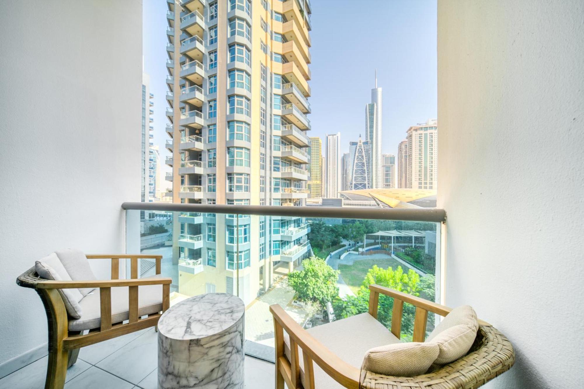 Stylish Upgraded 3br Retreat In Marina Dubai