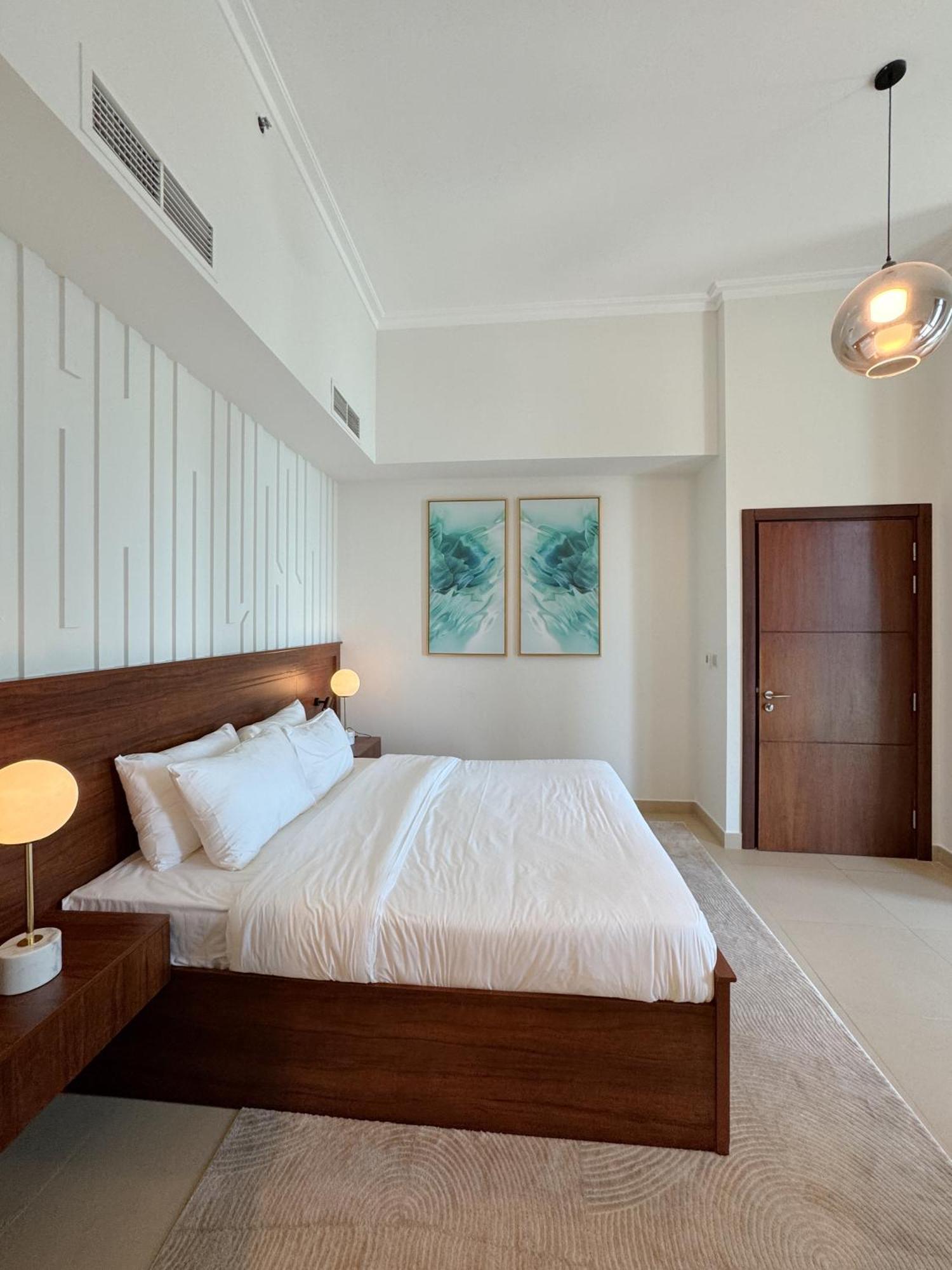 Mall Direct Access - Burj Vista Apartment *