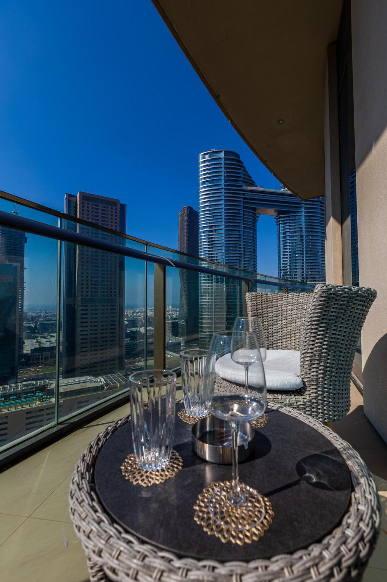 Mall Direct Access - Burj Vista Apartment *