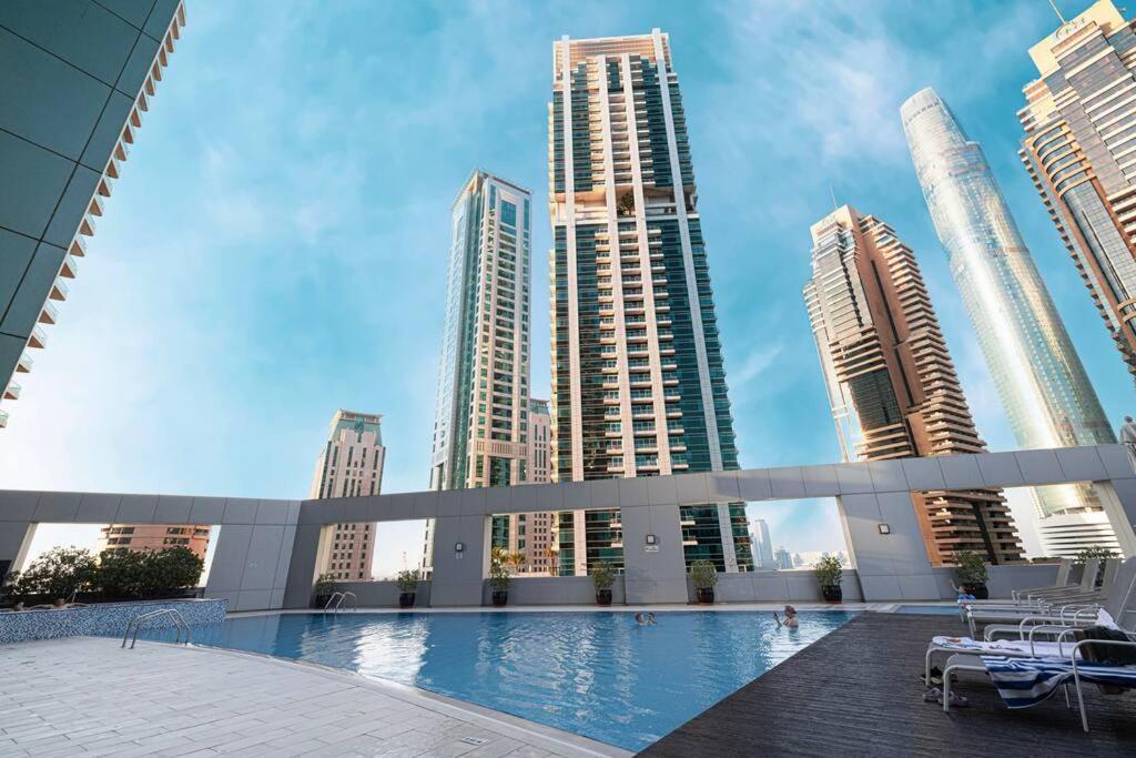 Apartment Prime Jbr Luxury Living With & Palm Views *