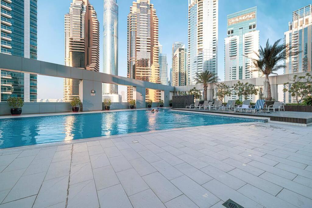 Apartment Prime Jbr Luxury Living With & Palm Views