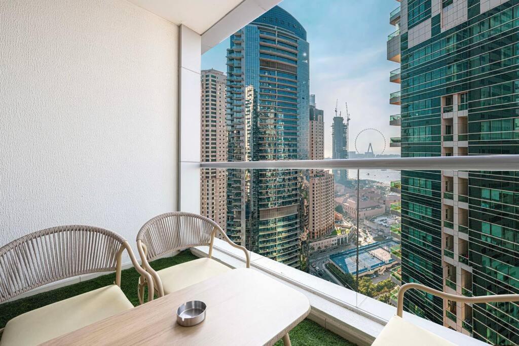 Apartment Prime Jbr Luxury Living With & Palm Views