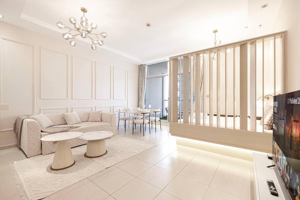 Apartment Prime Jbr Luxury Living With & Palm Views