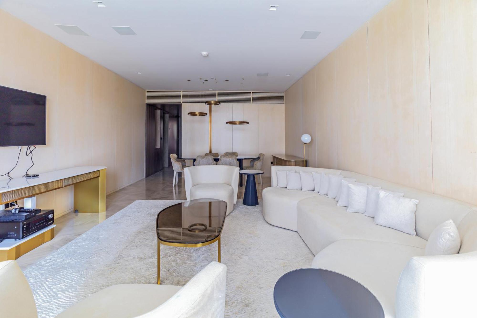 Apartment Luxury 3bdr Apartment, Pool & Access Dubai