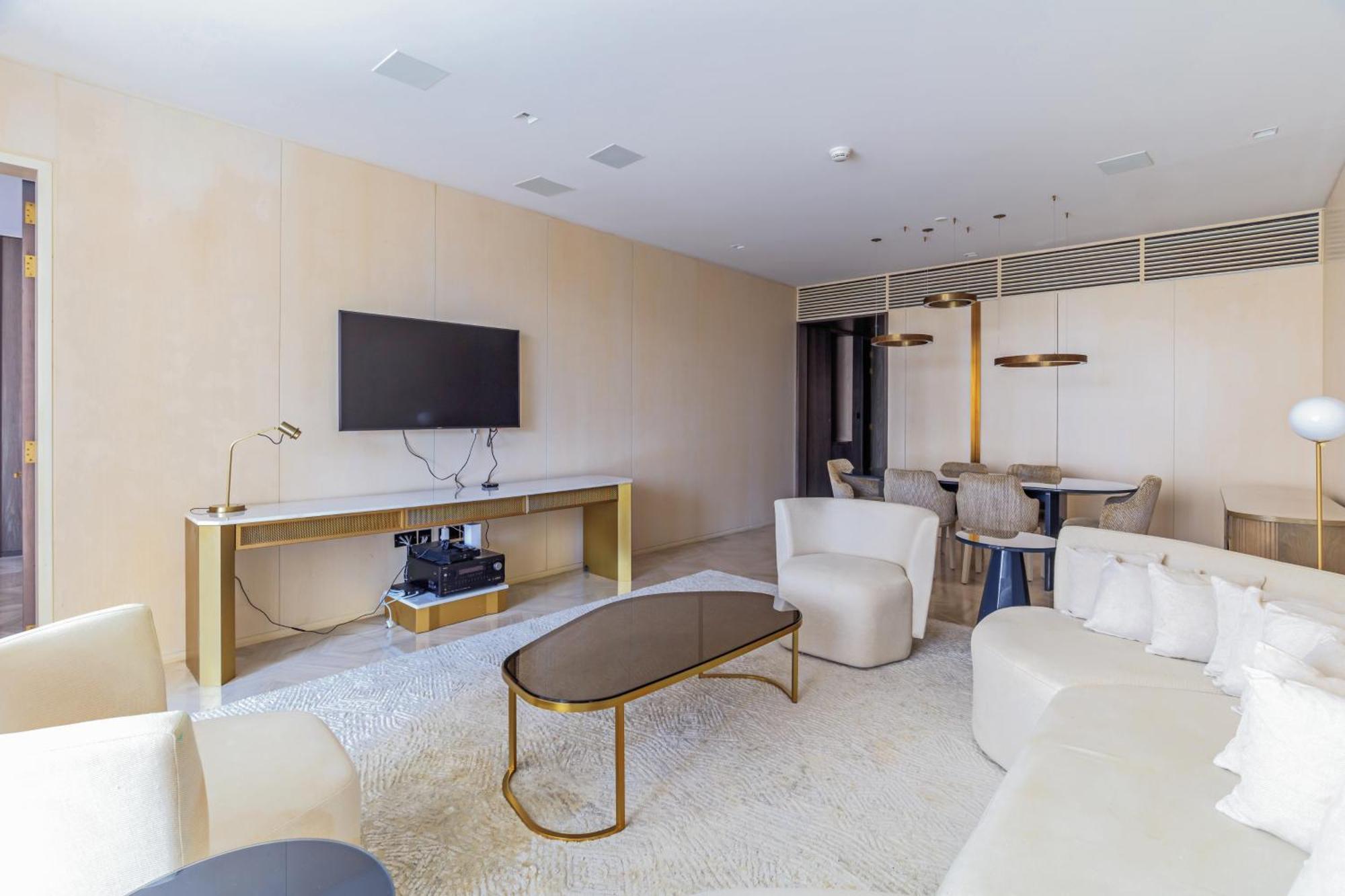Luxury 3bdr Apartment, Pool & Access * Dubai