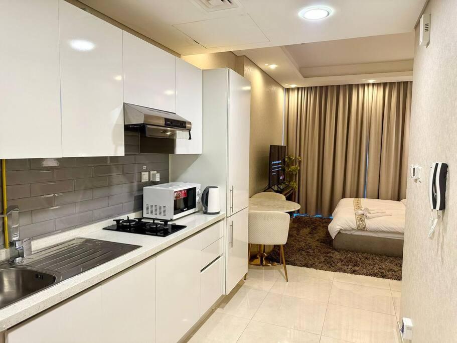 Modern Furnished With Canal View , High Floor * Dubai