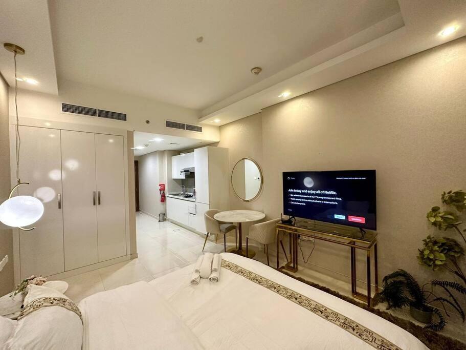 Apartment Modern Furnished With Canal View , High Floor Dubai