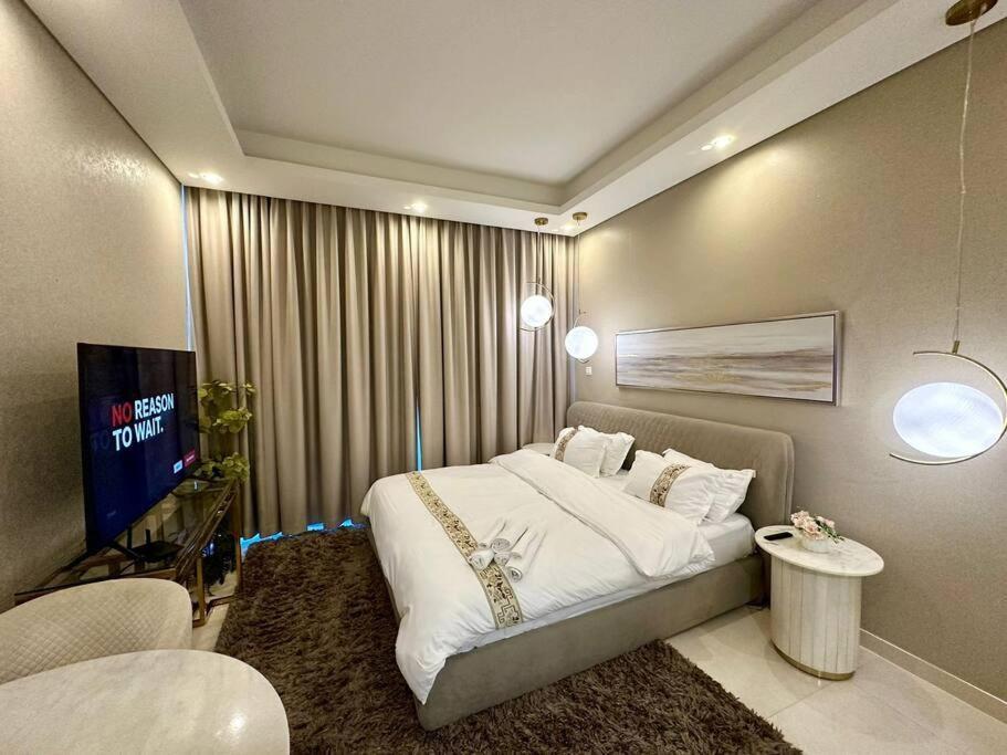 Modern Furnished With Canal View , High Floor Dubai