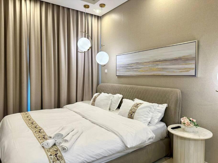 Modern Furnished With Canal View , High Floor Apartment Dubai