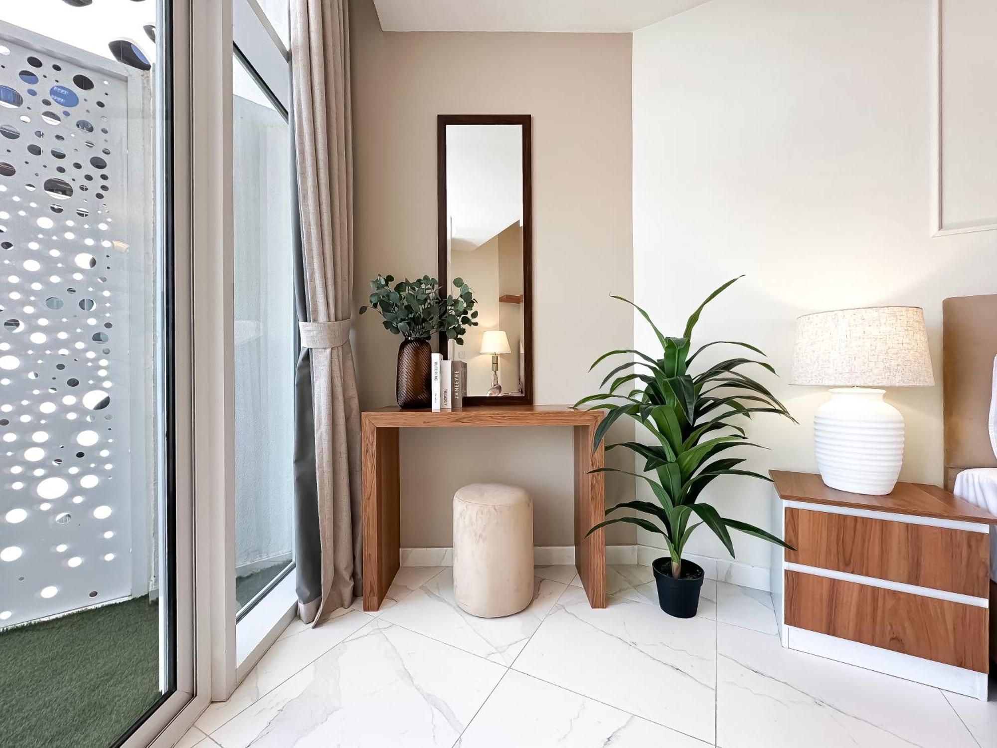 Trophy-amazing Canal Views Lux In Busbay