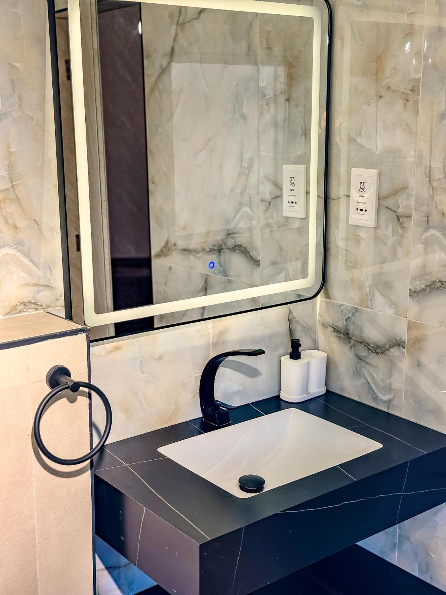 Chic 2br Beachfront At Amwaj 4 *
