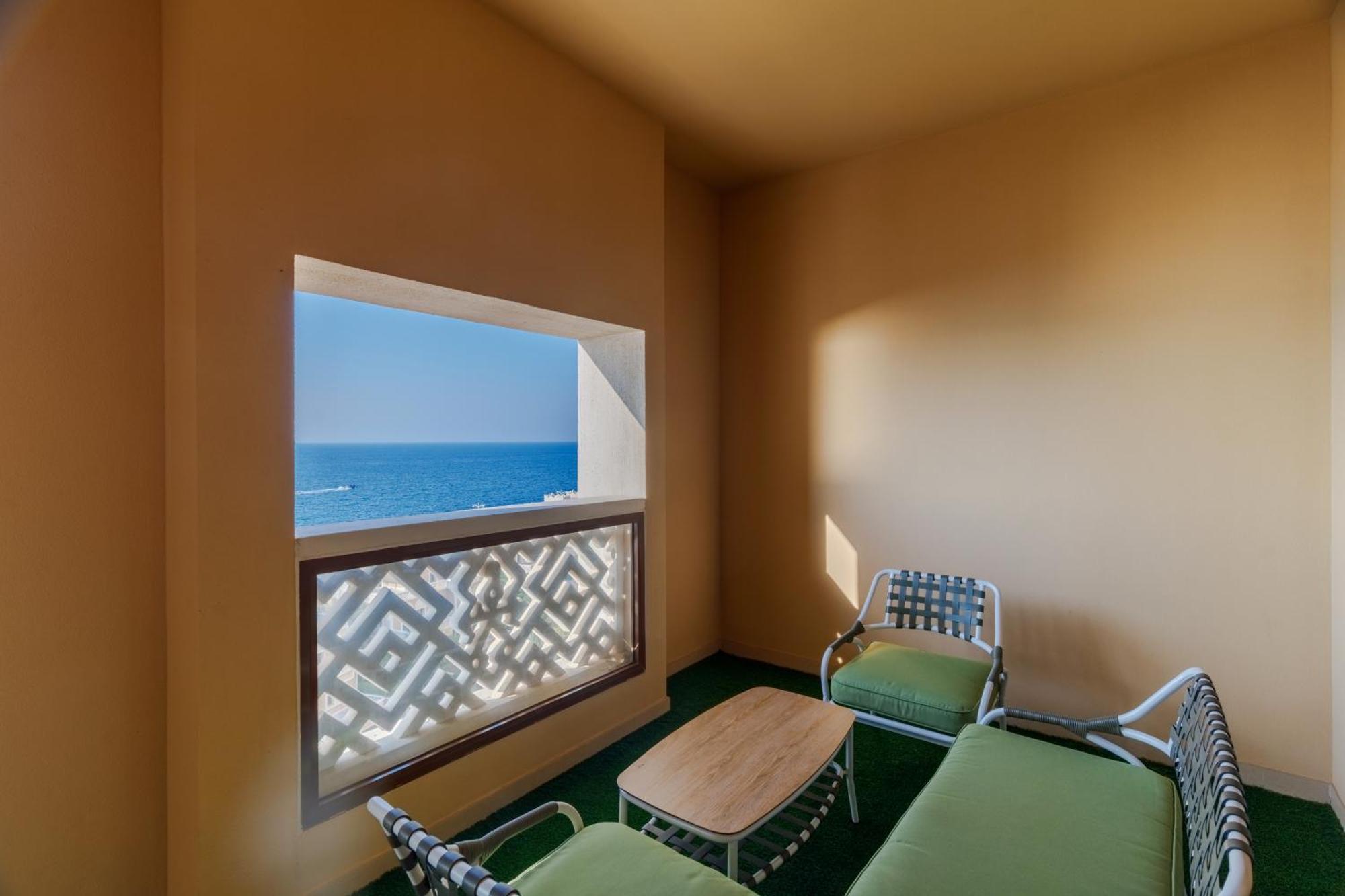 Apartment Charming Sea View 2bdr, And Pool Access Dubai