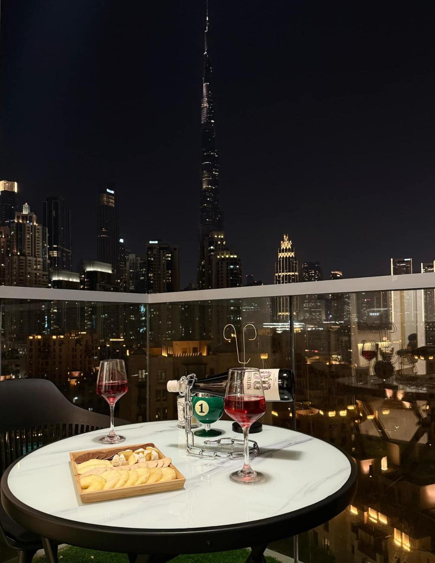 Lavish Saafe House With Full Burj Khalifa View From - Amazing Balcony Setup - Infinity Pool - Near Mall Downtown