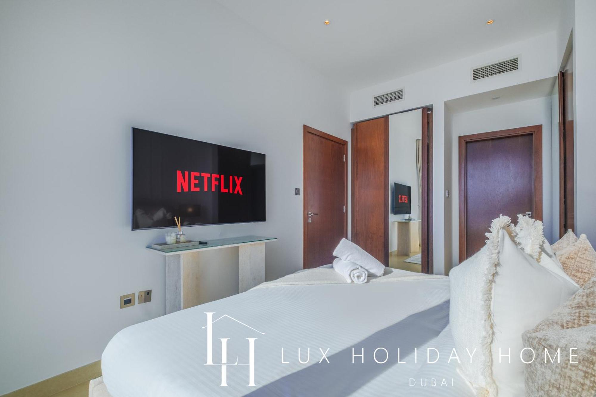 Lux The Marina Gate Sea View 2 *