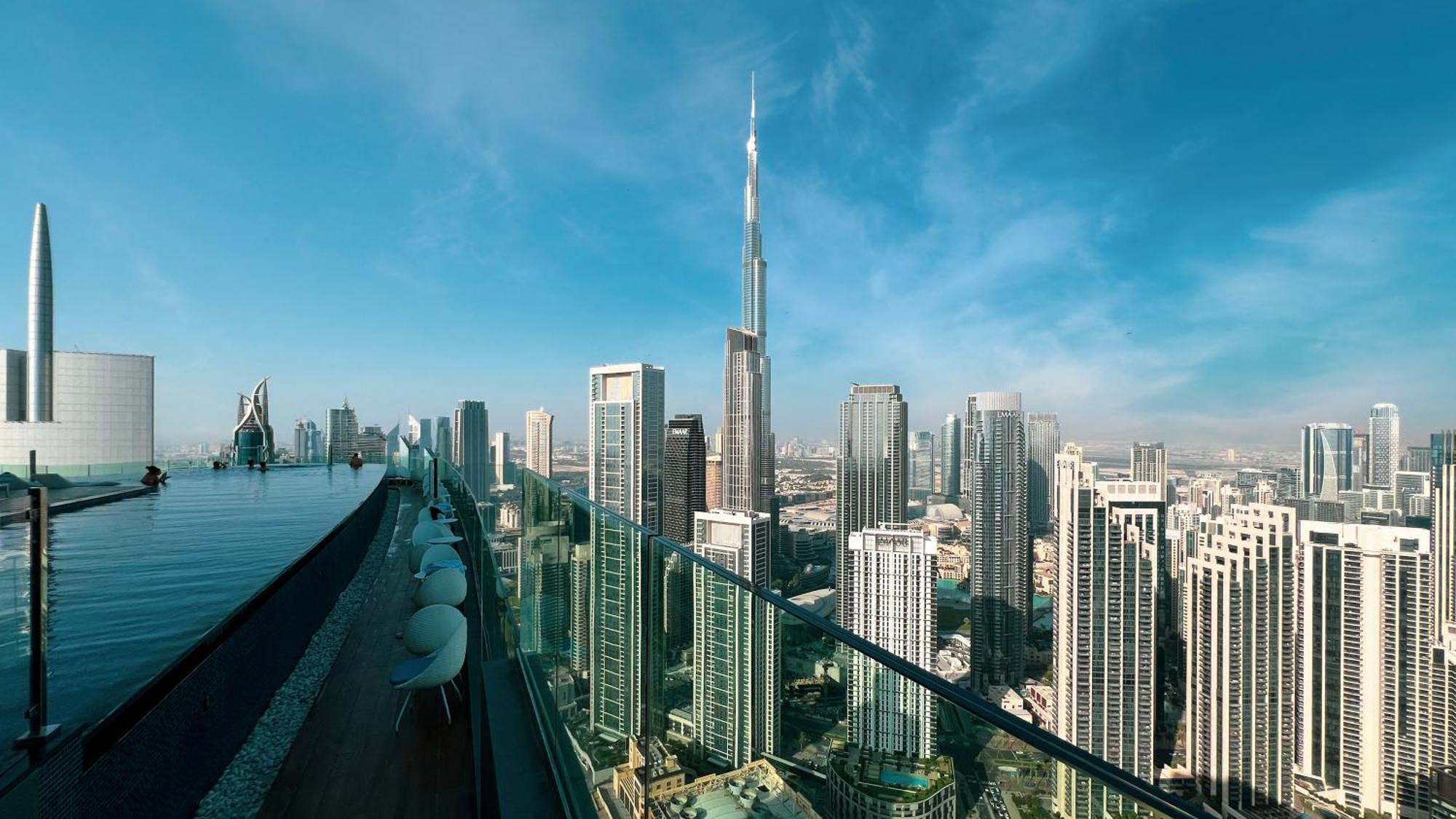5 Star Living Burj Khalifa Infinity Pool Gym Apartment