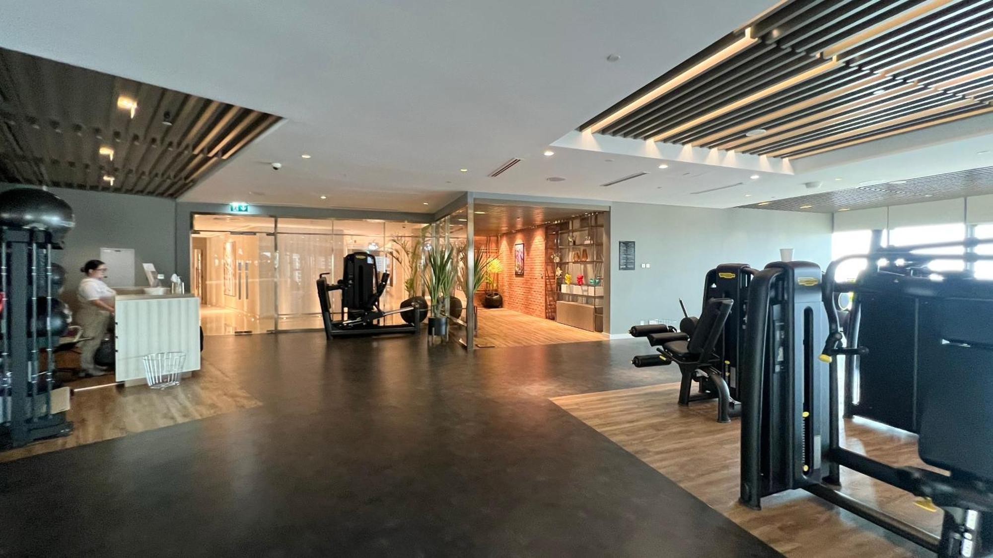 5 Star Living Burj Khalifa Infinity Pool Gym Apartment