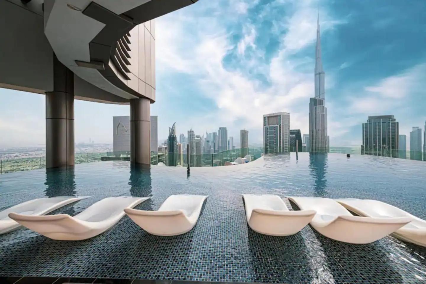 5 Star Living Burj Khalifa Infinity Pool Gym *