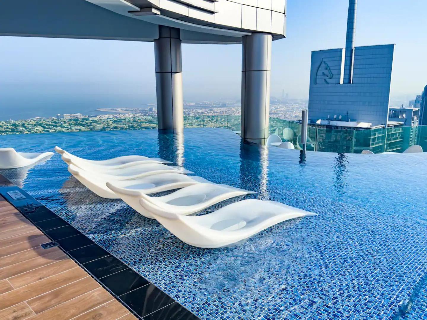 5 Star Living Burj Khalifa Infinity Pool Gym *