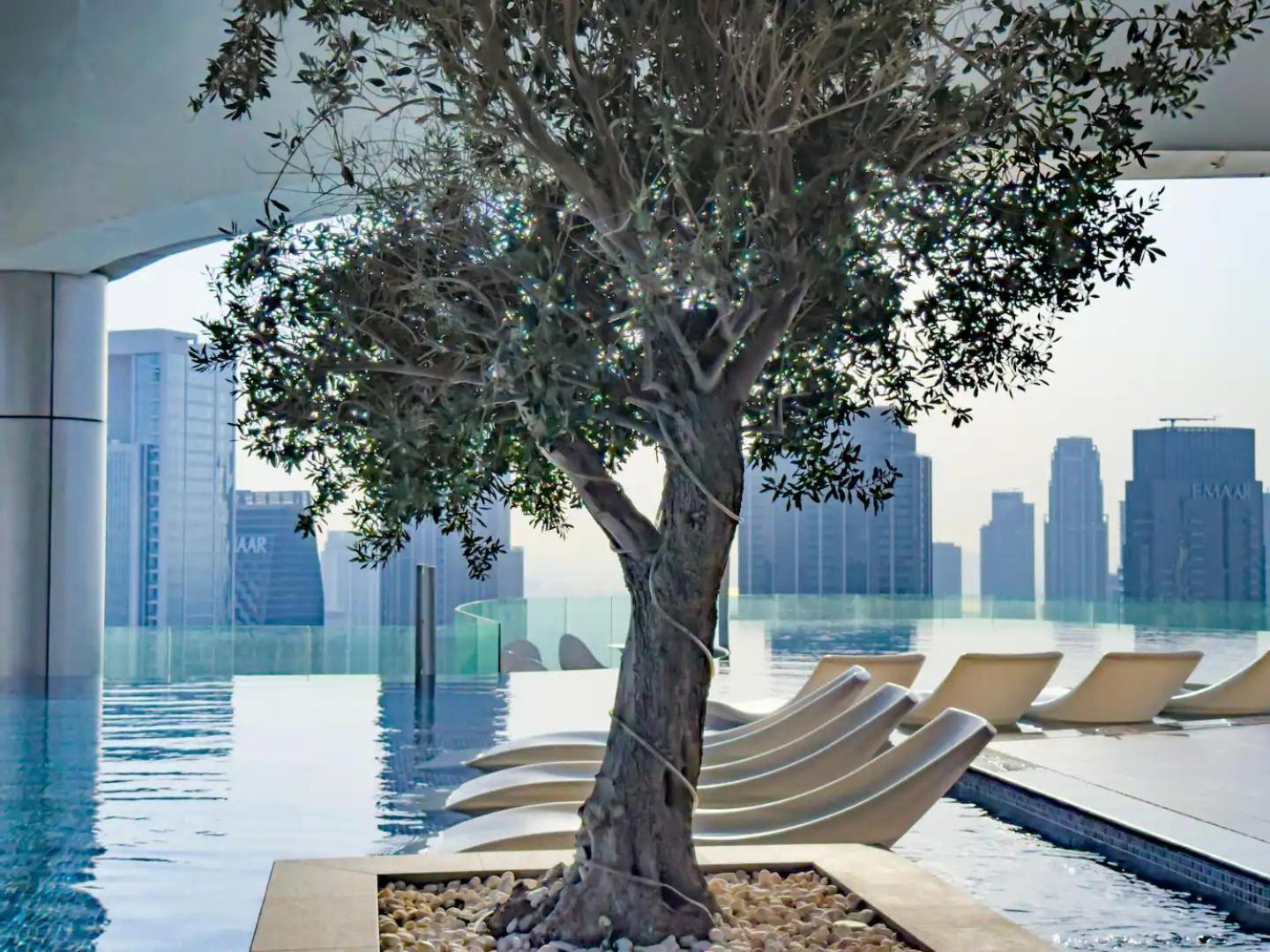 5 Star Living Burj Khalifa Infinity Pool Gym Apartment