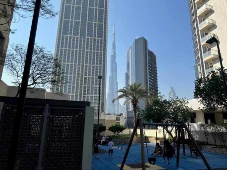 Lavish Saafe House With Full Burj Khalifa View From - Amazing Balcony Setup - Infinity Pool - Near Mall Downtown *