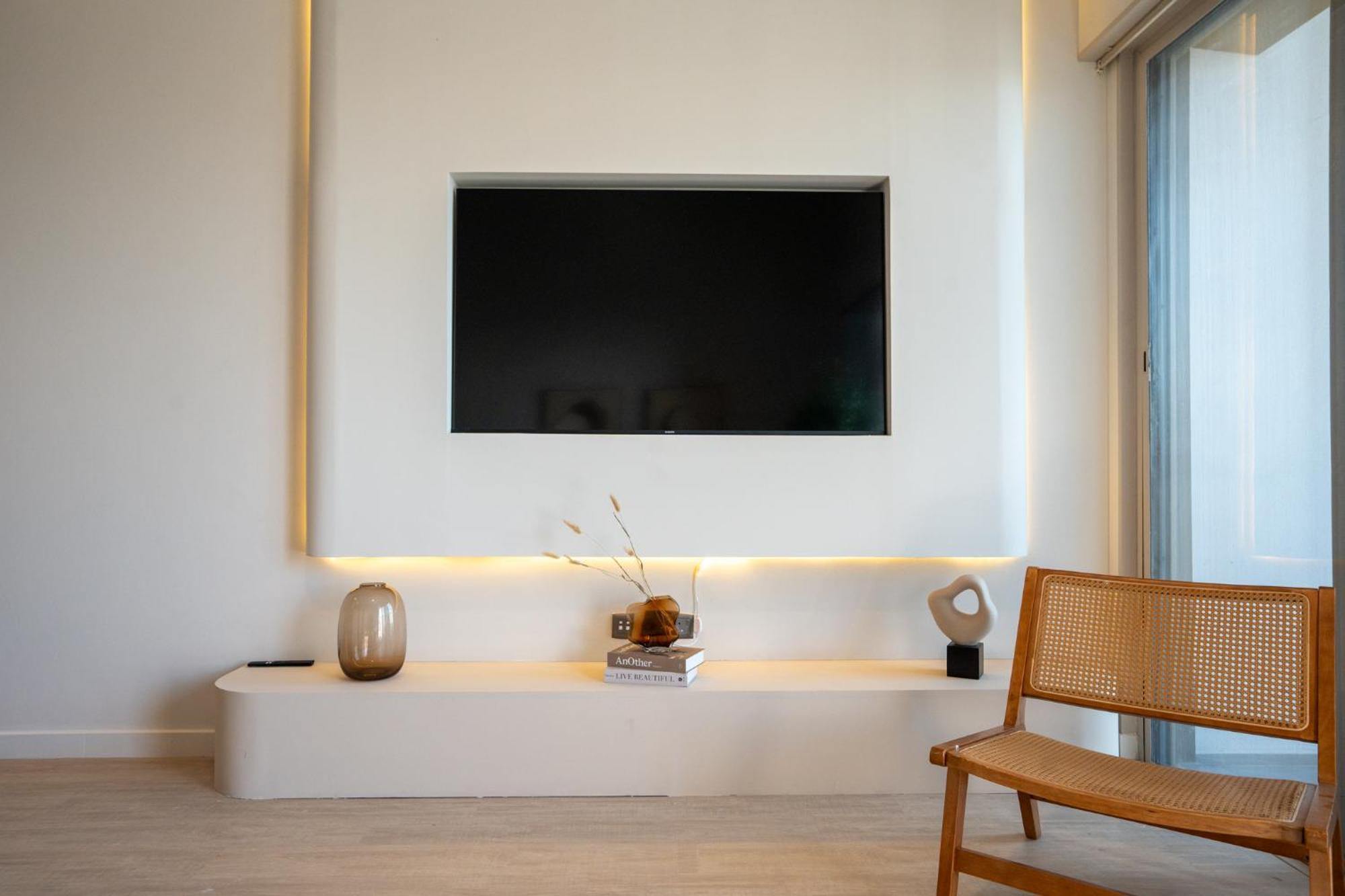 Modern 1-bedroom Retreat In Mbr * Dubai