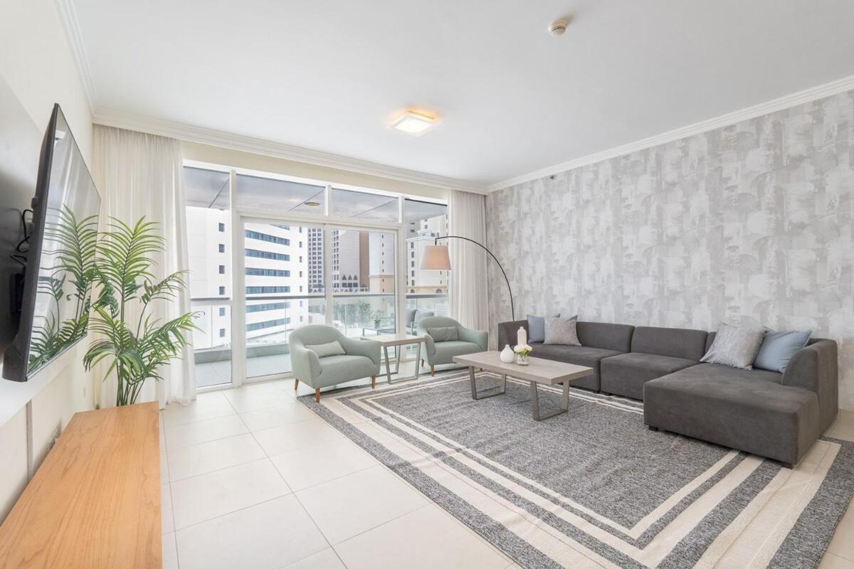 Beachfront Bliss Luxurious 3-br In Jbr Apartment *
