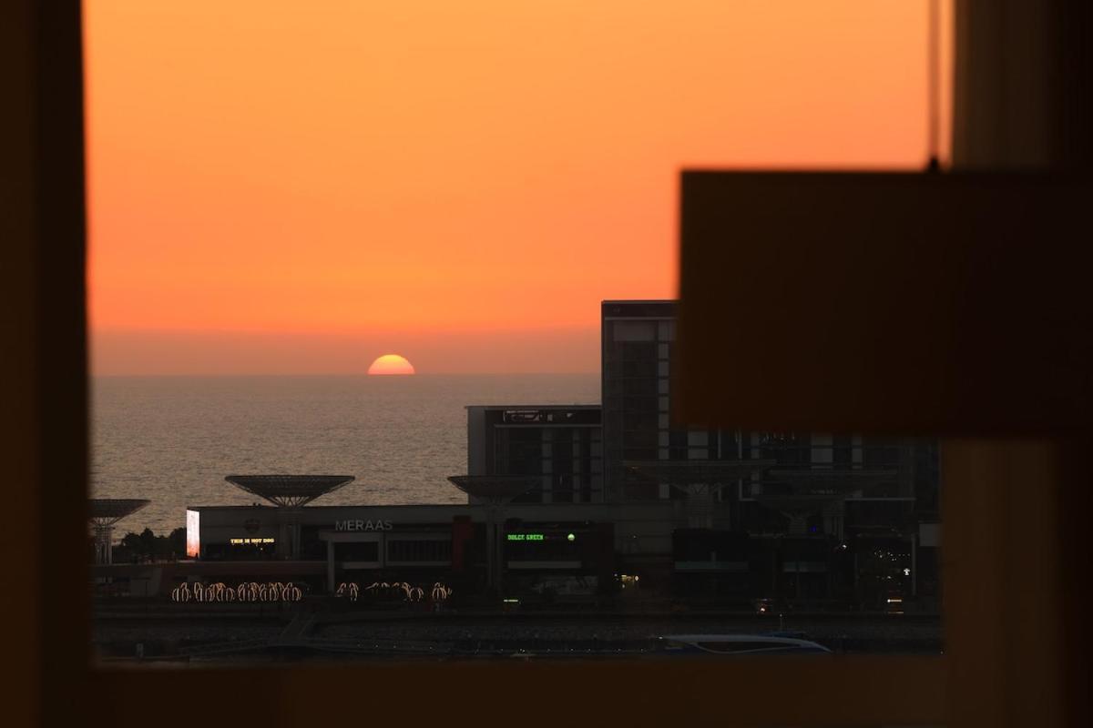 Maxstays - Cozy Jbr Beachfront Eye & Sunset Views - Gym & Pool - Free Parking Dubai