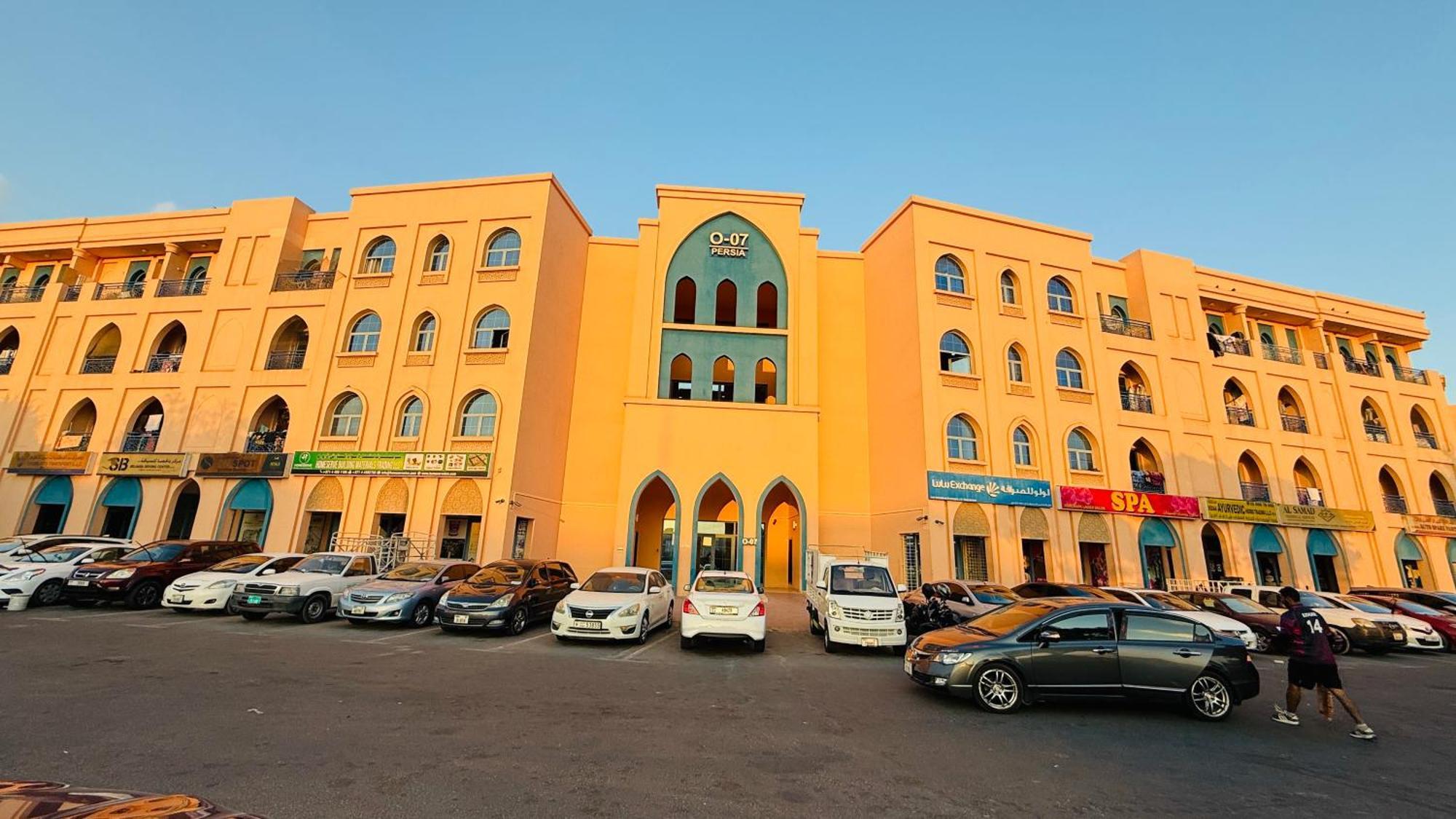 O07 Luxury Furnished Near Bus Stop Garden View Persia Cluster *