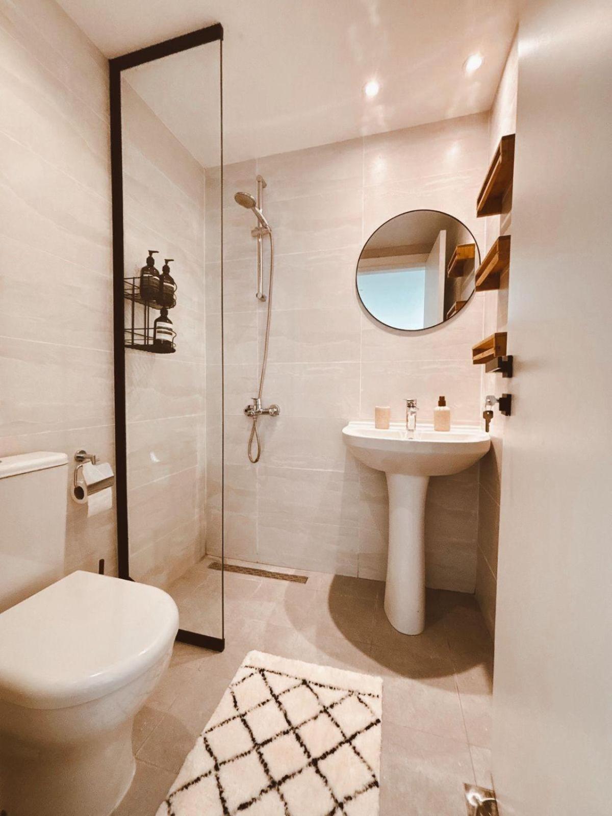 Luxury Boho Chic Beachside Escape, Shared Pool & Burj Khalifa View! Apartment *
