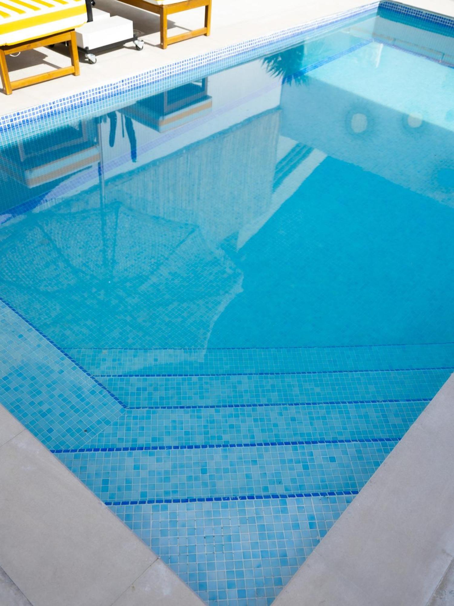 Luxury Boho Chic Beachside Escape, Shared Pool & Burj Khalifa View! Apartment