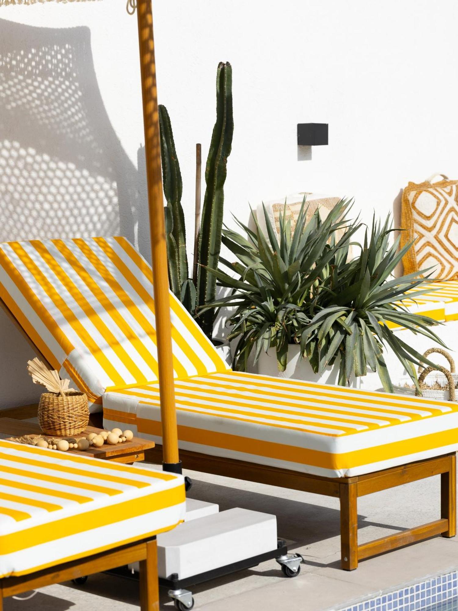 Apartment Luxury Boho Chic Beachside Escape, Shared Pool & Burj Khalifa View! *