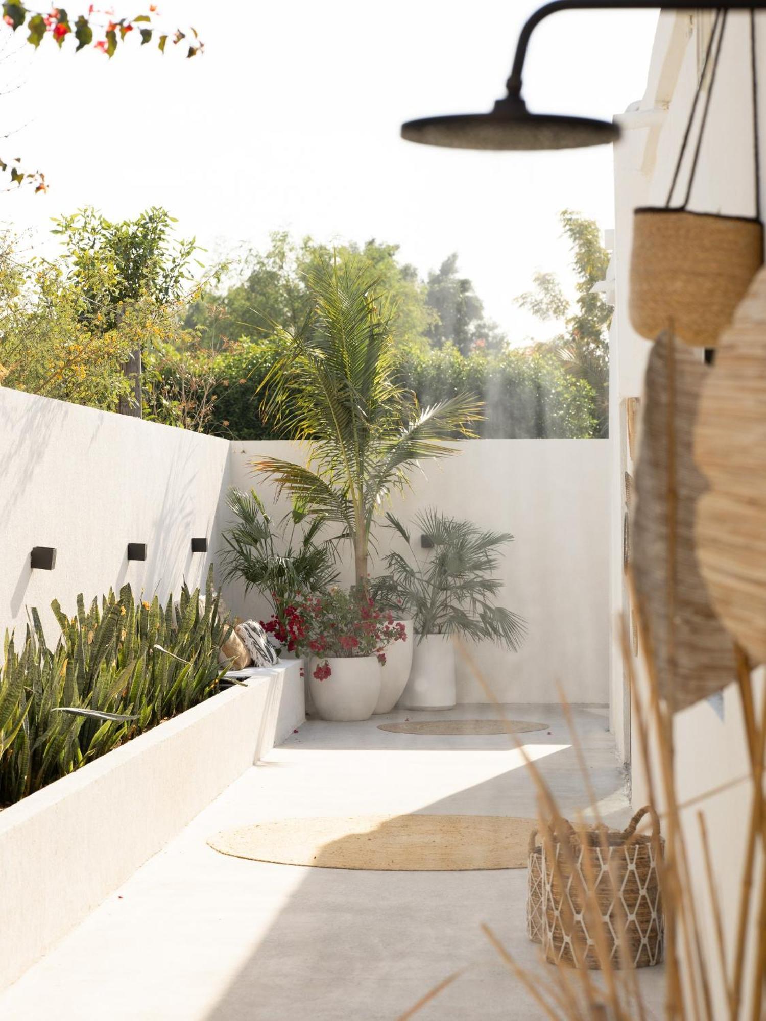 Apartment Luxury Boho Chic Beachside Escape, Shared Pool & Burj Khalifa View! *