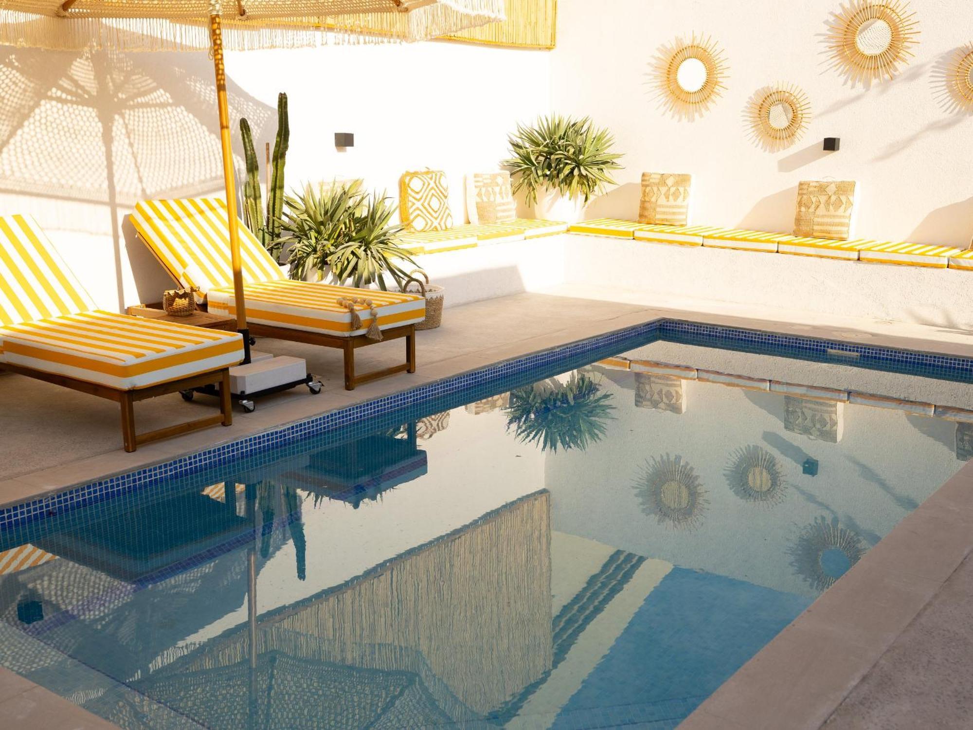 Apartment Luxury Boho Chic Beachside Escape, Shared Pool & Burj Khalifa View! Dubai