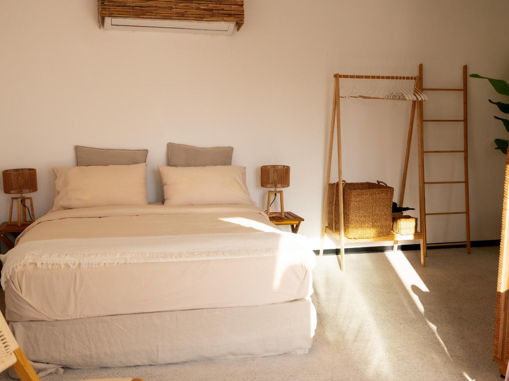 Luxury Boho Chic Beachside Escape, Shared Pool & Burj Khalifa View! Apartment Dubai