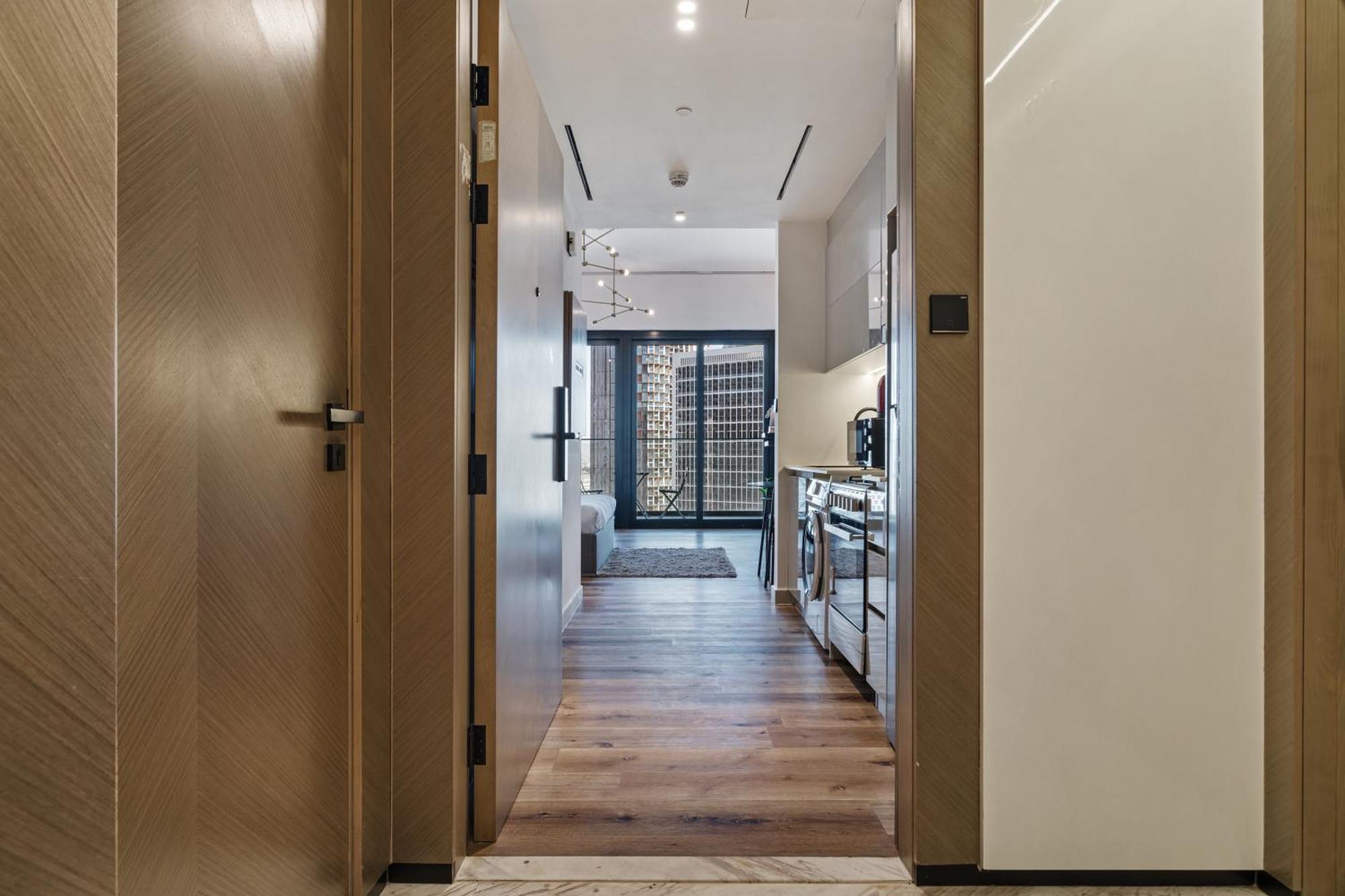 Apartment With Balcony Close To Downtown *