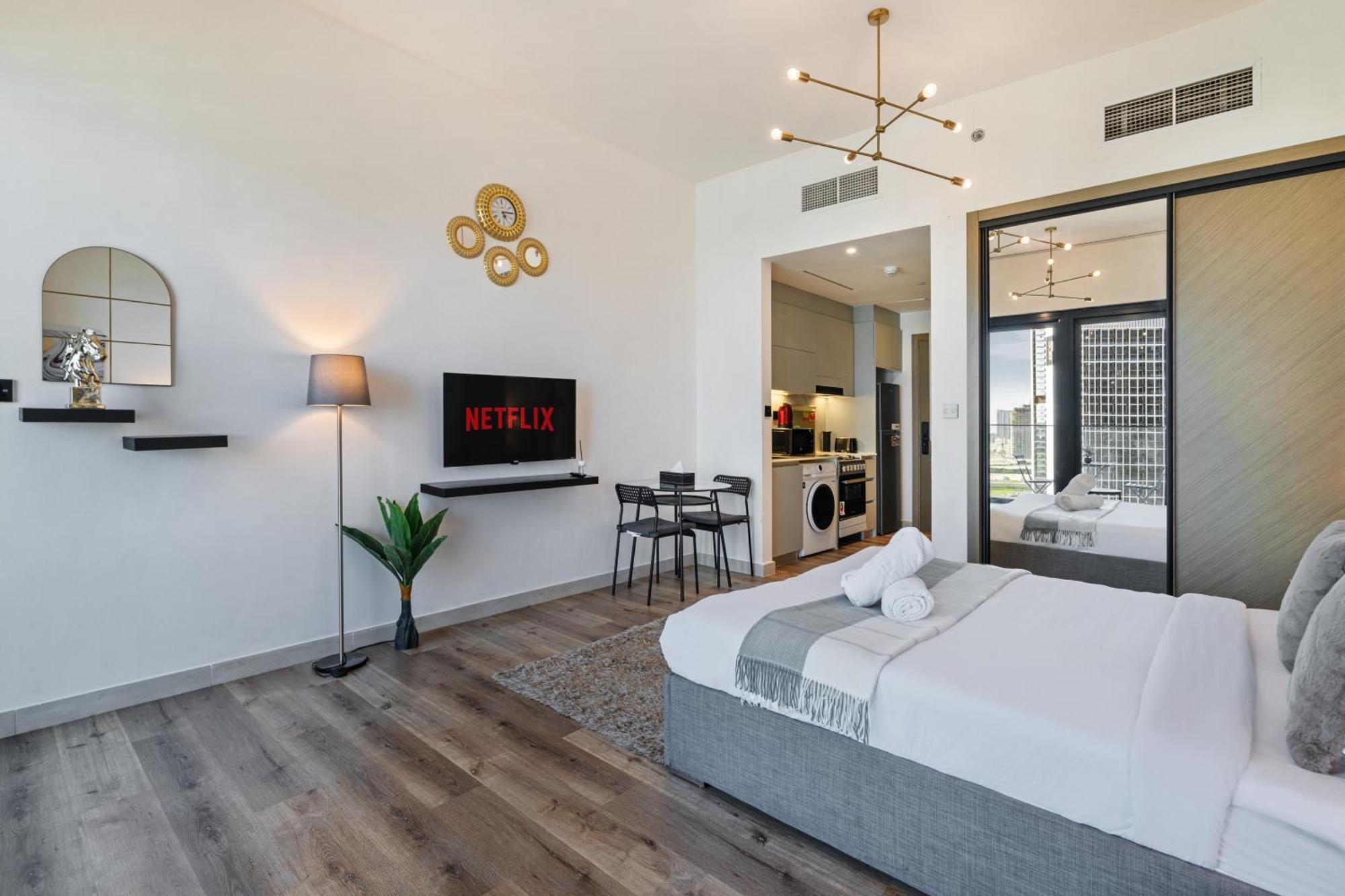 With Balcony Close To Downtown Apartment *
