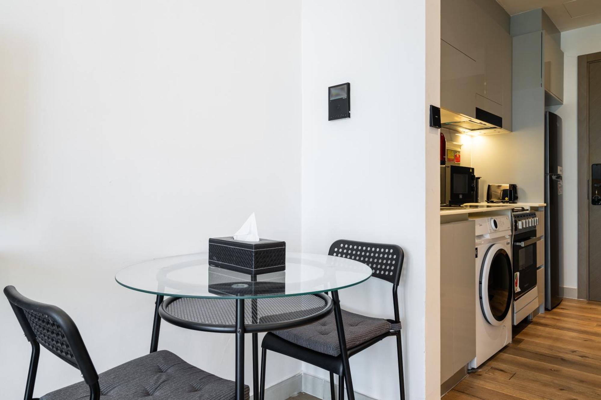 Apartment With Balcony Close To Downtown *