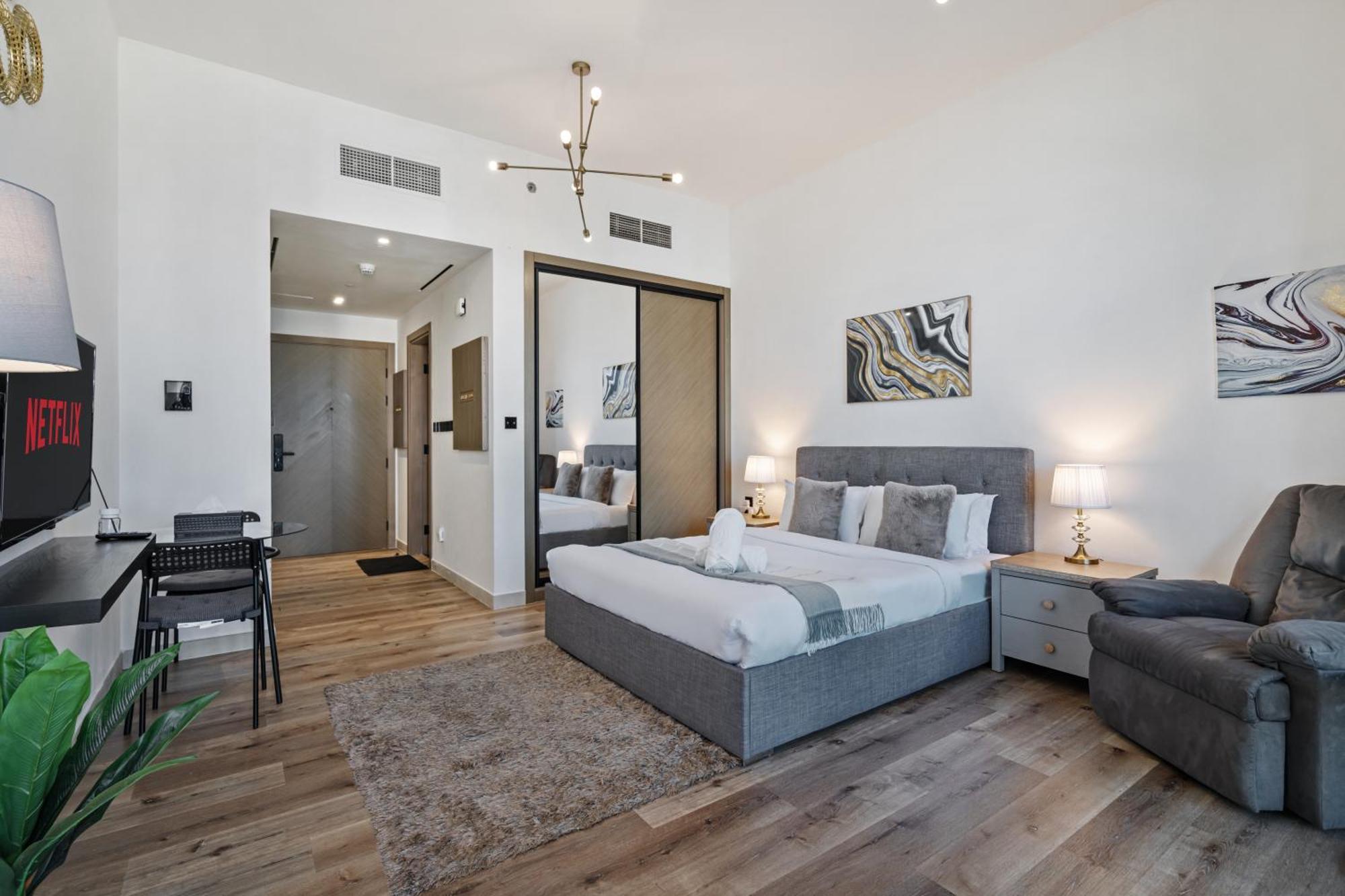 With Balcony Close To Downtown Apartment
