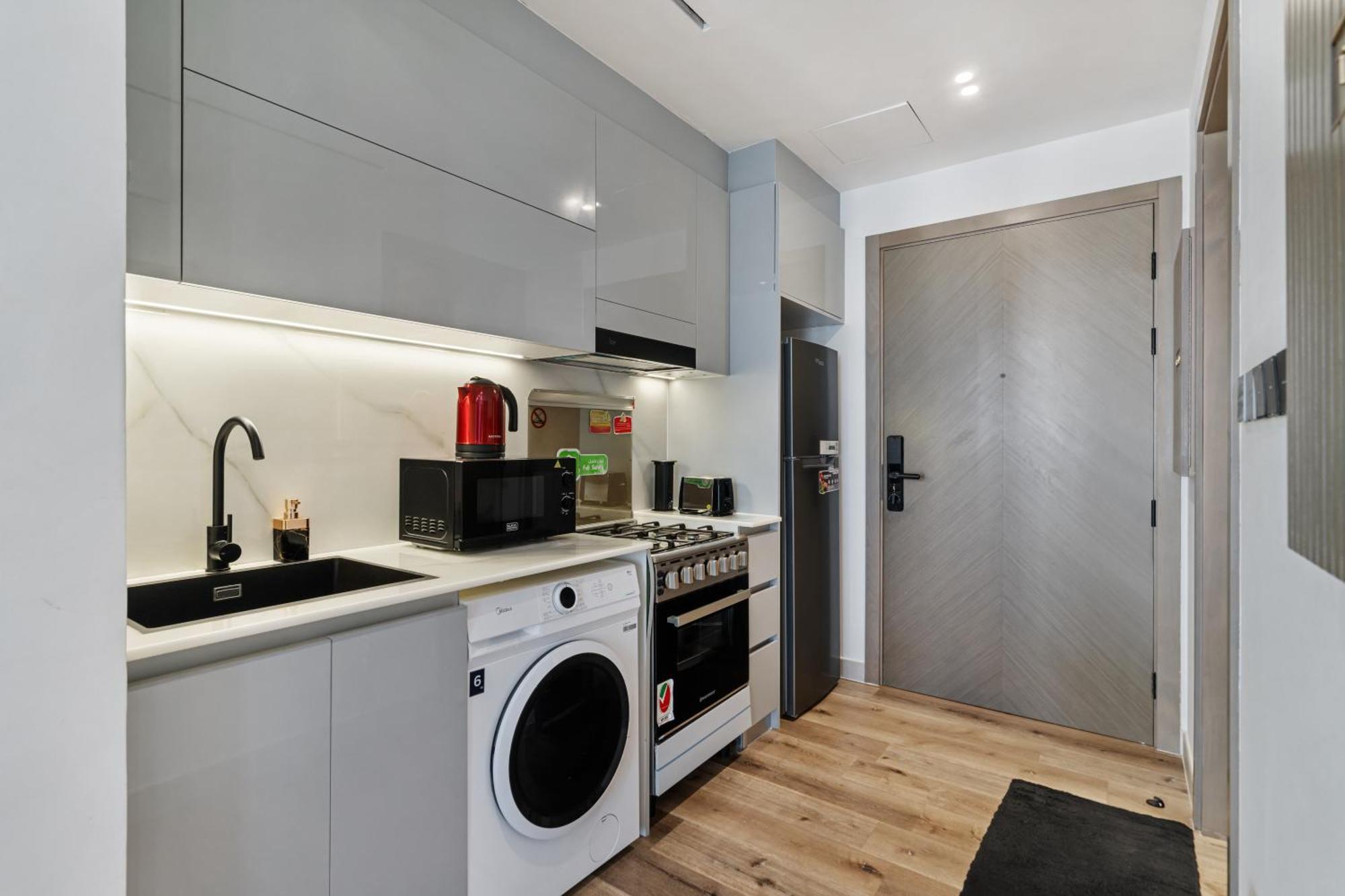 With Balcony Close To Downtown Apartment *