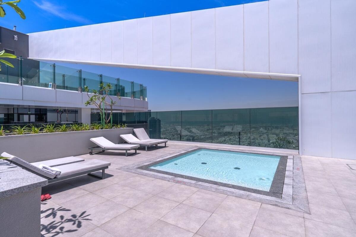 Vogue Al Wasl 1 West 33rd Floor With Sea View , Prime Location Walkable To Metro, Easy Access To Sheikh Zayed Road & World Trade Centre *