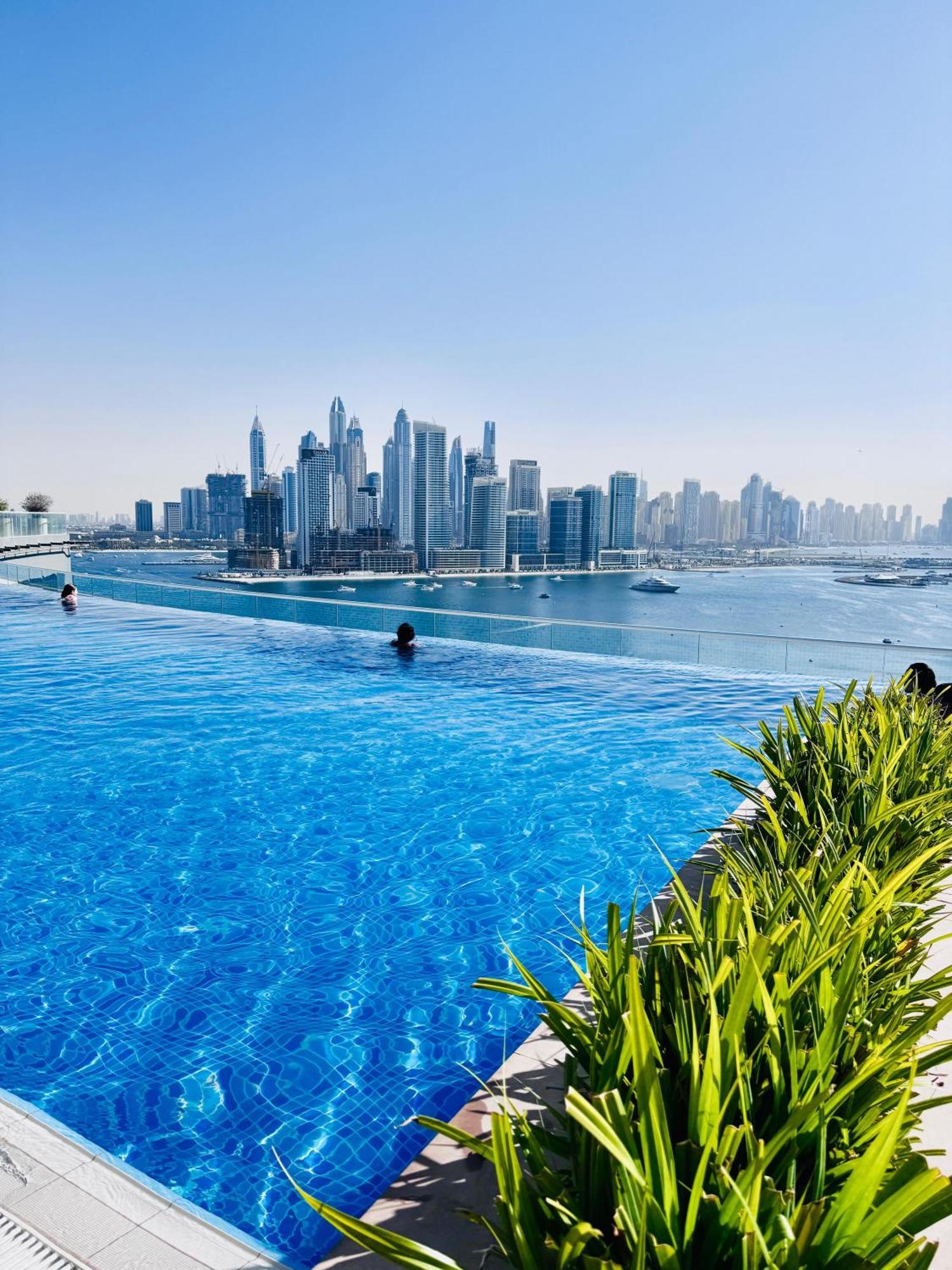 Infinity Pool In Palm Jumeirah On Exclusive West Apartment Dubai